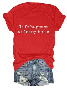 Damen rotes Kurzarm Rundhals T-Shirt mit stilvollem Buchstabenprint und Jeansshorts.