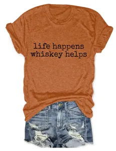 Nahaufnahme des orange melierten Kurzarmshirts mit witzigem Aufdruck und Jeansshorts.
