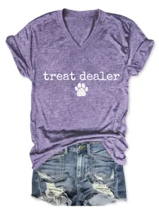 Vue détaillée du t-shirt violet décontracté à col en V avec un joli motif de patte.