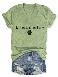 T-shirt femme vert à col en V et manches courtes avec impression graphique et revers.