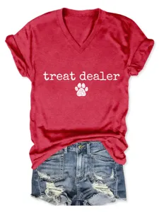 T-shirt rouge à col V et manches courtes avec imprimé treat dealer, haut d'été décontracté.