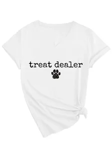 Vue détaillée du t-shirt blanc à col V et manches courtes avec imprimé patte et lettres.