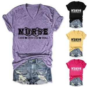 T-shirt a maniche corte con scollo a V e stampa grafica infermiera e varianti colore.