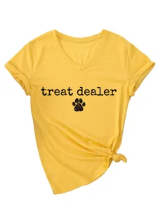 Gros plan detaille du t-shirt jaune a col V et manches courtes avec texte sur poitrine.
