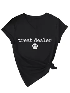 Gros plan sur le t-shirt noir à col V et manches courtes avec impression graphique stylée.