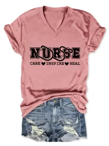 Maglietta da donna a maniche corte con scollo a V e top a tema infermiera con pantaloncini di jeans.