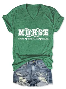 Dettaglio t-shirt verde scollo a V maniche corte, grafica infermiera, scatto flat lay