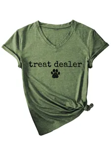 Vue rapprochée du t-shirt col V vert olive avec imprimé graphique et bel ourlet noué.