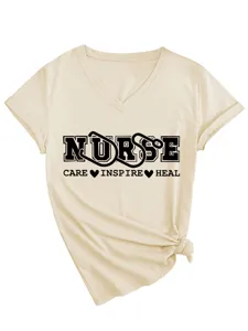 Vista dettagliata t-shirt donna beige collo V manica corta stampa infermiera e nodo laterale.