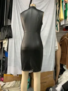 Damen schwarzes PU Leder ärmelloses Revers Minikleid Rückansicht Detailproduktansicht