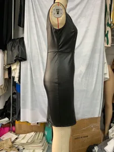 Seitenansicht im Detail vom eleganten schwarzen ärmellosen PU-Lederkleid mit Passform.