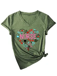 Nahaufnahme des Damen V-Ausschnitt T-Shirts mit Herz-Krankenschwester-Motiv in Olivgrün.