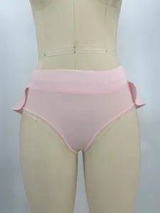Vista dettagliata dei pantaloncini da yoga rosa chiaro a vita alta con volant laterali.