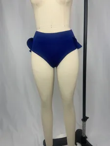 Vista dettagliata di pantaloncini da yoga blu a vita alta con volant sui lati del manichino.