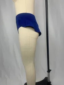 Vista dettagliata laterale di pantaloncini da yoga blu royal a vita alta con volant.