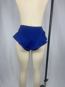 Dettaglio della vista posteriore di pantaloncini yoga con volant a vita alta tinta unita.