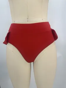 Pantaloncini yoga sportivi rossi a vita alta con volant vista dettaglio vestibilità.