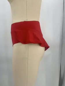Pantaloncini da yoga rossi a vita alta con un elegante volant laterale per look chic.
