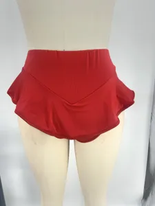 Vista dettagliata dei pantaloncini yoga rossi a vita alta con volant, design peplum.