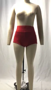 Vista en detalle de shorts deportivos rojos de tiro alto, pantalones cortos yoga.