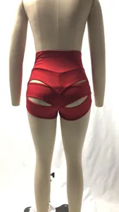 Vista detallada de short rojo de talle alto con aberturas, diseño ajustado para yoga.