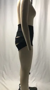 Vista lateral detallada de shorts de yoga fitness negros de talle alto para mujer con aberturas