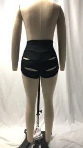 Vista detallada de pantalones cortos de yoga negros de talle alto con cortes, atrás.