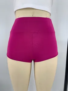Vista detallada short de yoga ajustado de cintura alta, short fitness magenta para mujer.