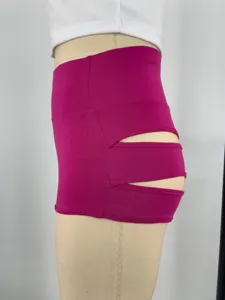 Vista lateral de shorts magenta de talle alto con elegantes detalles de aberturas.