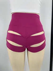 Detalle trasero de los pantalones cortos de yoga magenta de talle alto con cortes ceñidos.