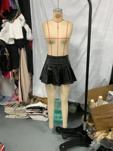 Mini gonna plissettata in ecopelle nera da donna, vita alta elegante con bottoni in metallo.
