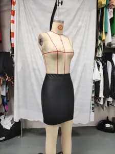 Mini falda negra de cuero PU detalle, falda corta ajustada de tiro alto moda para mujer.