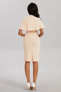 Rückdetail des eleganten Cape-Kleides mit Schlitzsaum und professionellem Look.