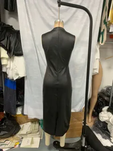 Robe mi-longue elegante en cuir PU noir, coupe slim sans manches avec fente au dos.