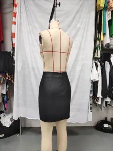 Minifalda de cuero PU negro para mujer, talle alto ajustada corta, estilo elegante.