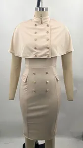 Beige Cape-Zweiteiler Kleid Detail, elegantes zweireihiges goldenes Knopf Berufsbekleidung