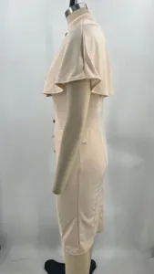 Detailansicht eines eleganten rosa Umhangkleides mit Stehkragen und schicken Knöpfen.