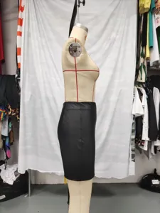 Minifalda negra de piel sintética PU para mujer, hermosa falda lápiz ajustada de tiro alto elegante.