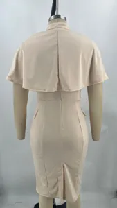Rückseite des eleganten Beigen Cape-Kleids, schmale Passform im Business-Stil mit Schlitz.