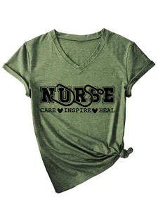 Vista dettagliata di una t-shirt verde scollo a V manica corta con stampa infermiera e nodo.