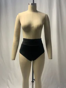 Detailansicht der schwarzen High-Waist-Shorts, schlichtes einfarbiges Design für Damen.