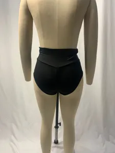 Rückansicht Detail schwarzer High Waist Yoga Shorts mit Po-Lift und Bauchweg-Effekt.