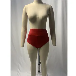 Hochtaillierte einfarbige rote Yoga-Shorts Detailansicht mit schmaler Passform und Stoff.
