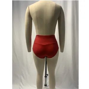 Rückansicht Detail der roten High Waist Yoga Shorts, zeigt nahtlose Formgebung und Passform.