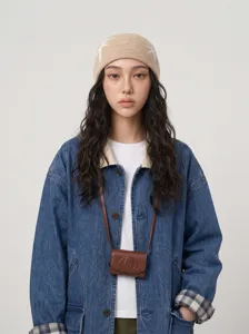 Primer plano de un elegante gorro de punto coreano llevado por modelo asiática con chaqueta.
