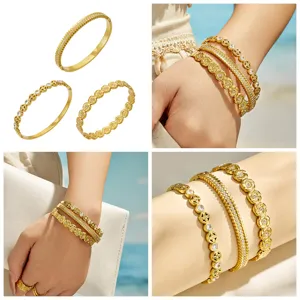 Detailaufnahme des vergoldeten Edelstahls mit Blumen und Kristall Armband Set fur Damen.