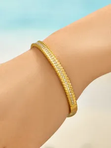 Goldener Edelstahl Gänseblümchen Diamantarmband am Handgelenk, luxuriöser Modeschmuck.