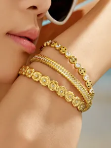 Vergoldete Edelstahl-Mehrschichtarmbänder mit funkelnden Diamanten und Blumenmotiven für Damen.
