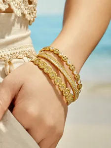 Exquisites mehrschichtiges goldenes Blumen Strass Armband, eleganter Damenschmuck.