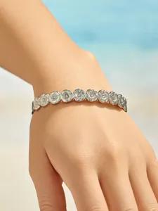 Edelstahl silberfarben Gänseblümchen Strass Armband Handgelenk Detail Ansicht
